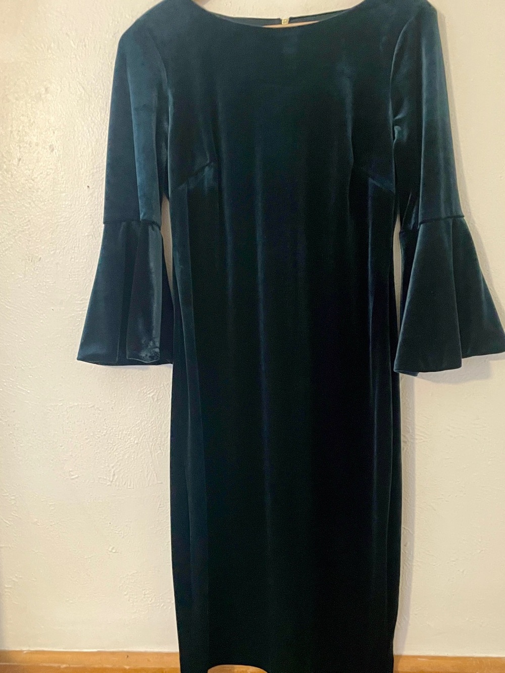 Calvin Klein Dark Emerald Green Velvet Bell Sleeve Sheath Dress Size 6